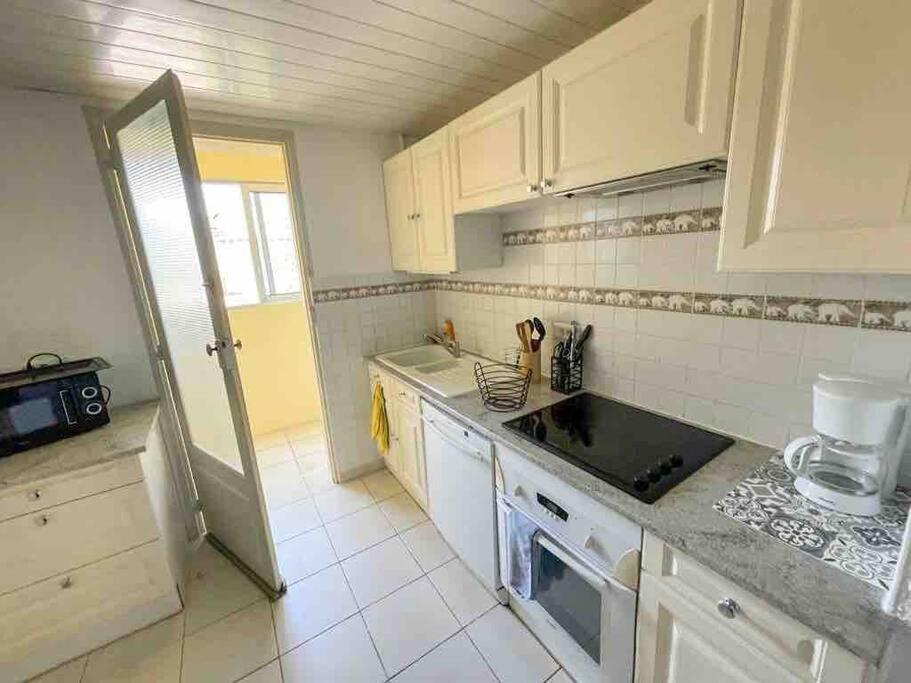 Appartement Spacieux Avec Parking Gratuit Sete Bagian luar foto