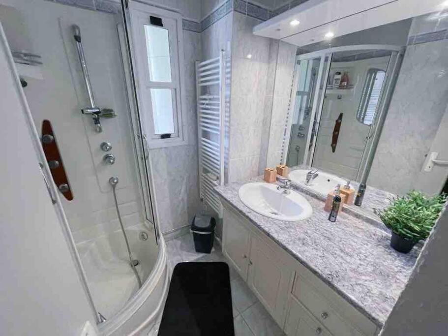 Appartement Spacieux Avec Parking Gratuit Sete Bagian luar foto